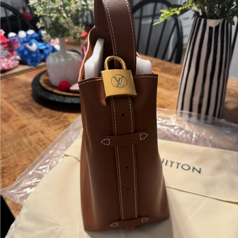 Elegant Brown Leather Shoulder Bag - Picture 4 of 12